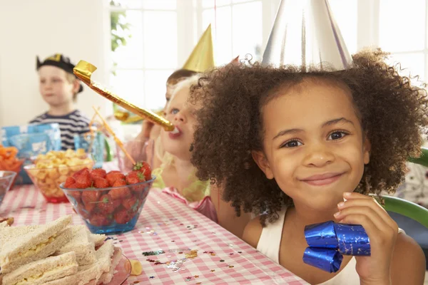 Děti na narozeninovou oslavu — Stock fotografie