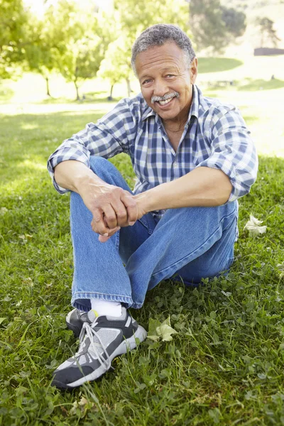 Senior man in het park — Stockfoto