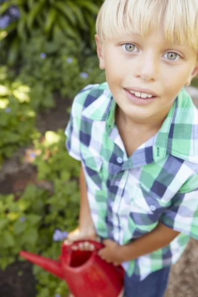 Junge gießt Garten — Stockfoto