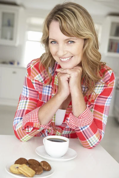 Femme avec café et biscuits — Photo