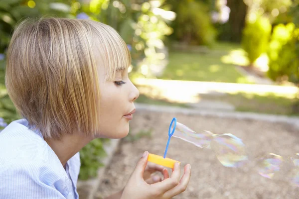 Meisje blazen bubbels — Stockfoto