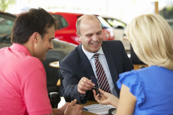 Man aan het werk in auto showroom — Stockfoto