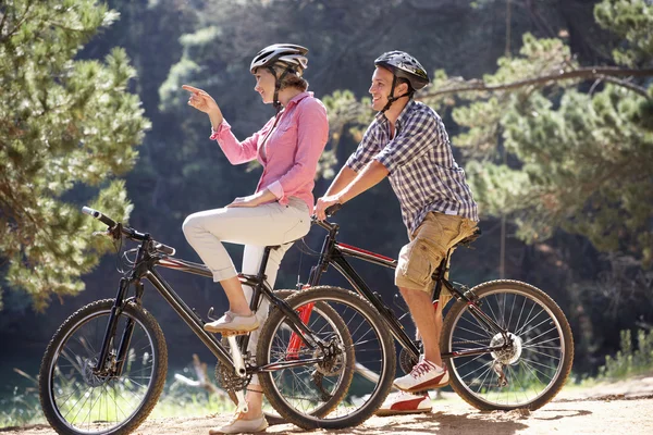 Casal em passeio de bicicleta — Fotografia de Stock