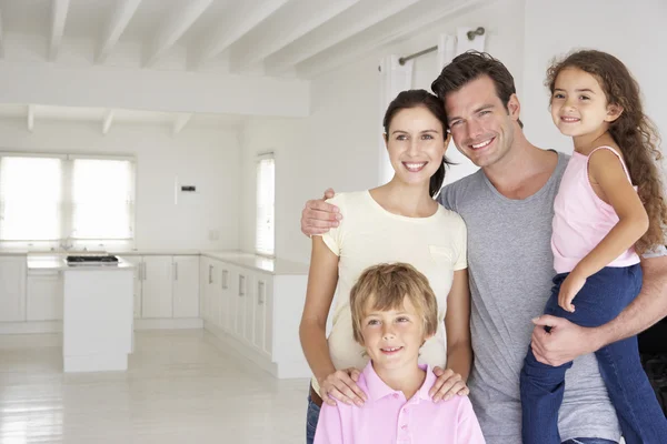 Família em nova casa — Fotografia de Stock