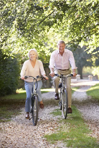 Couple de personnes âgées cyclisme — Photo