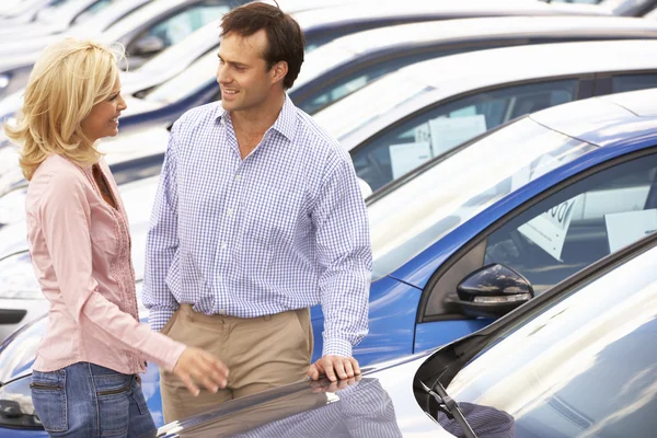 Par som köper en bil — Stockfoto