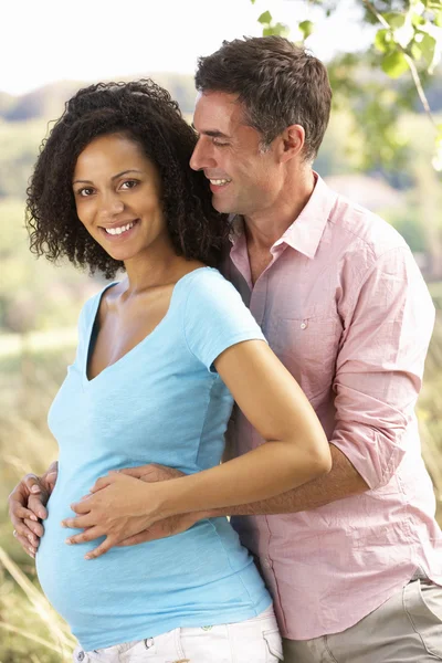 Expectant couple outdoors — Stock Photo, Image