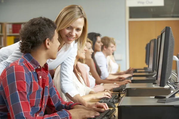 Estudantes trabalhando em computadores — Fotografia de Stock