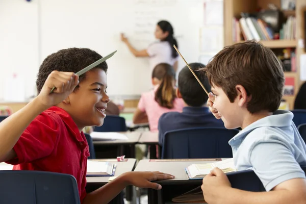 Colegiales en clase — Foto de Stock