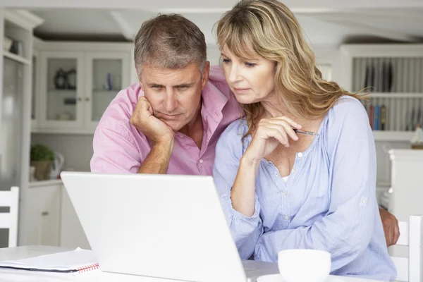 Pasangan usia pertengahan yang bekerja pada laptop — Stok Foto