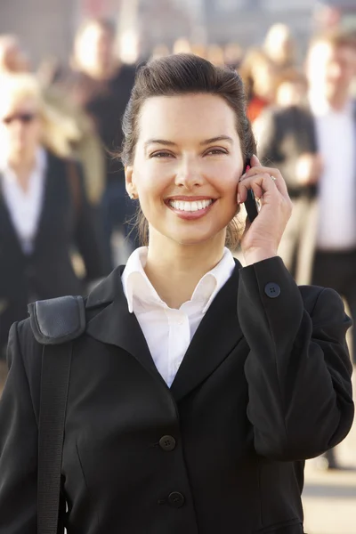 Kobieta mówi na telefon — Zdjęcie stockowe