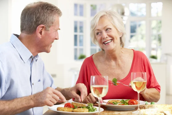 Pareja jubilada disfrutando la comida — Foto de Stock