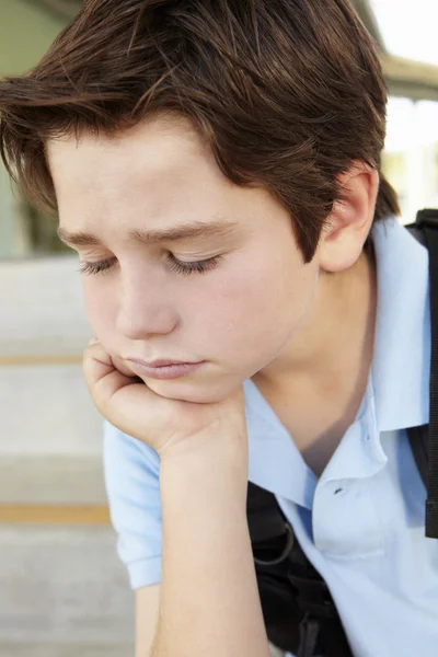 Ongelukkig jongen op school — Stockfoto