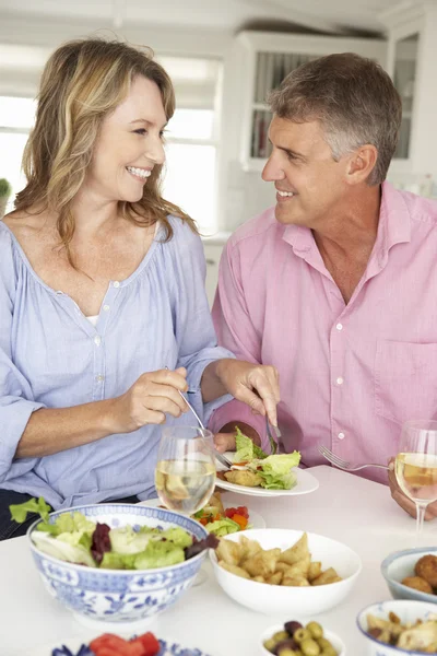 Mediados de edad pareja disfrutando de la comida — Foto de Stock