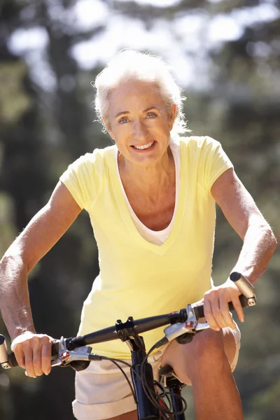 Senior mulher no passeio de bicicleta — Fotografia de Stock