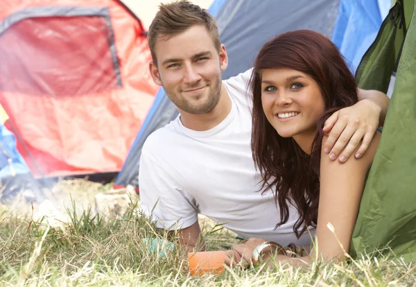 Casal em viagem de acampamento — Fotografia de Stock