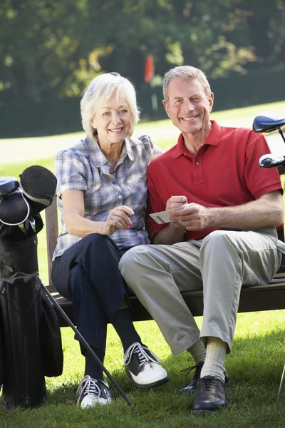 Couple on golf course — Stock Photo, Image