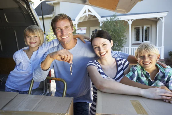 Famiglia casa in movimento — Foto Stock