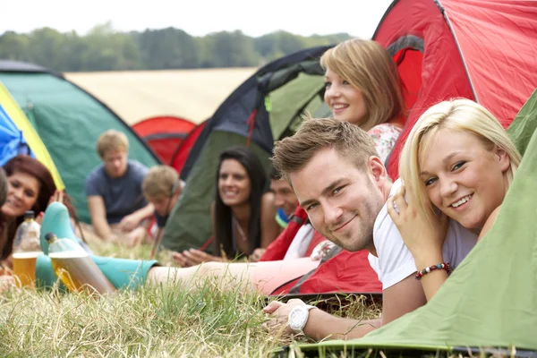 Folk på campingtur – stockfoto