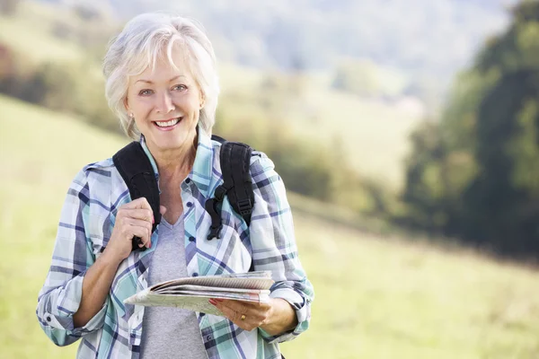 Seniorin zu Fuß unterwegs — Stockfoto