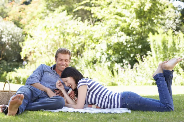 Paar ontspannen in het park — Stockfoto