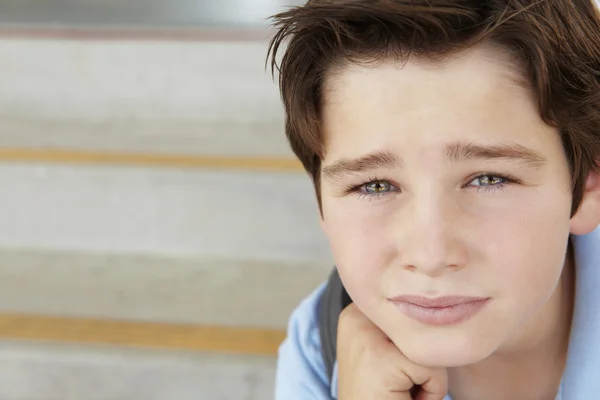 Ongelukkig jongen op school — Stockfoto