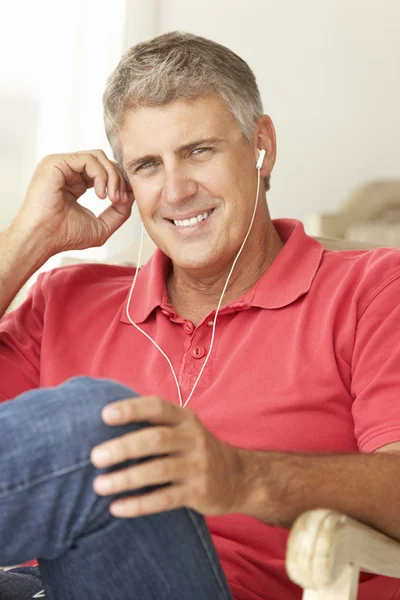 Homem usando fones de ouvido — Fotografia de Stock