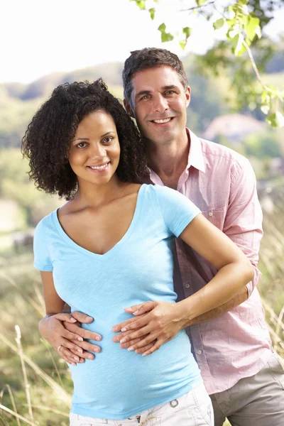 Expectant couple outdoors — Stock Photo, Image