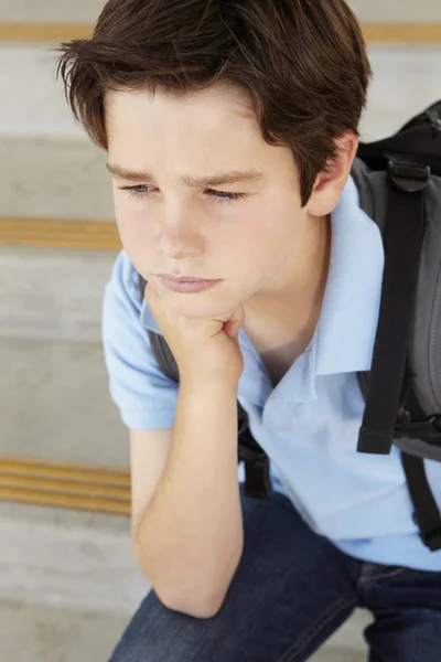 Ongelukkig jongen op school — Stockfoto