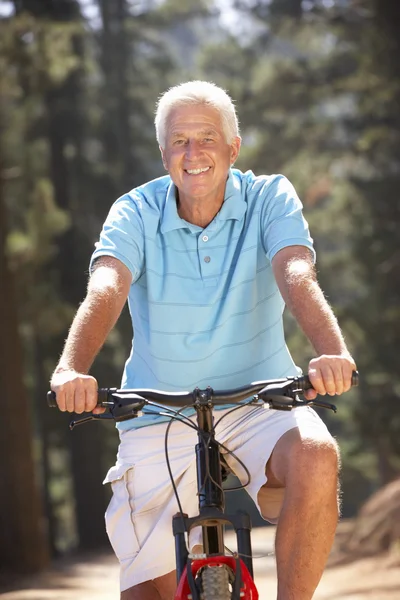 自転車に乗っての年配の男性 — ストック写真