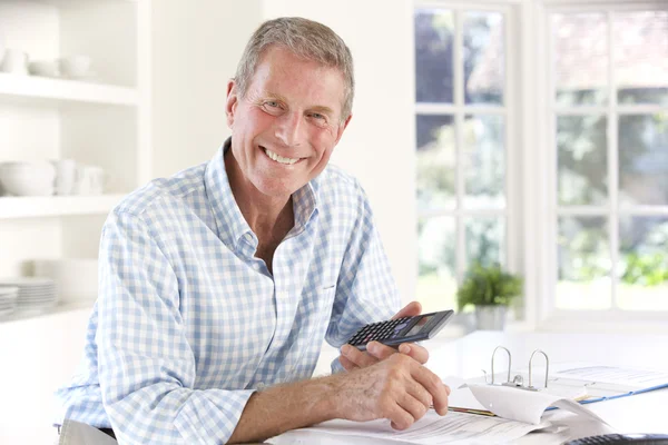 Mann mit Haushaltsrechnungen — Stockfoto