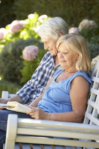 Senior couple reading — Stock Photo, Image