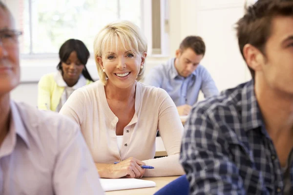 Étudiant senior en classe — Photo