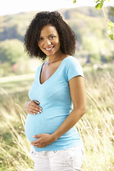 Mujer embarazada al aire libre —  Fotos de Stock