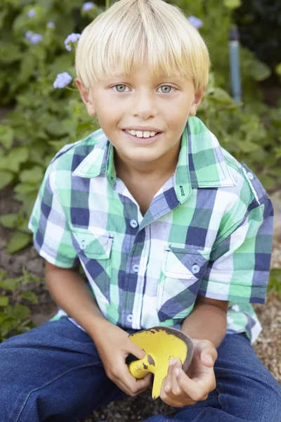 Pojke trädgårdsskötsel — Stockfoto