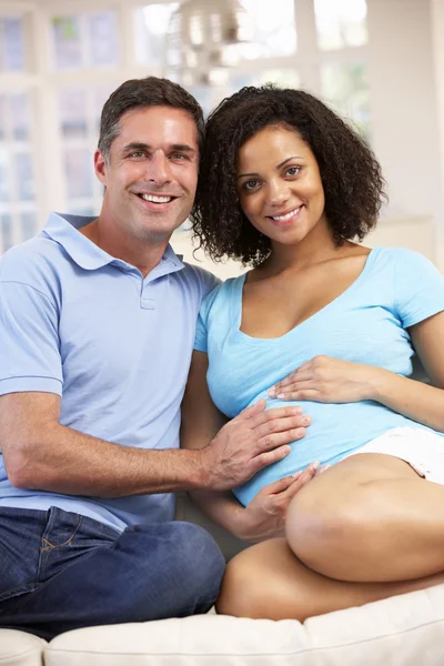 Paar erwartet Baby — Stockfoto