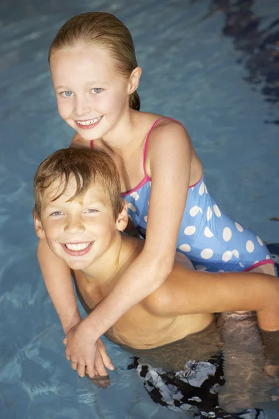 Kinderen in het zwembad — Stockfoto