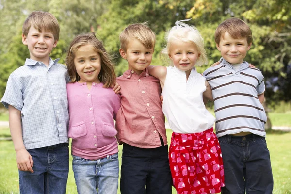 Маленькие дети в парке — стоковое фото