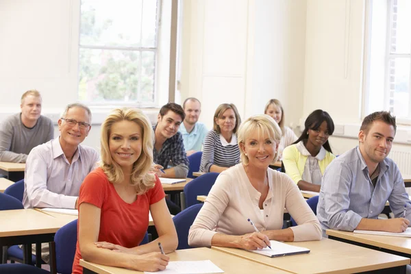 Gemischte Gruppe von Studenten — Stockfoto