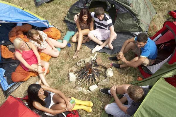 Människor på camping resa — Stockfoto