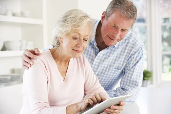 Paar nutzt Tablet — Stockfoto