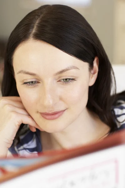 Vrouw leest — Stockfoto