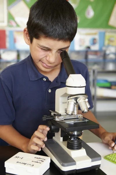 Menino na aula de ciências — Fotografia de Stock