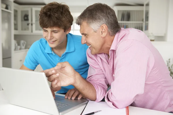 Ojciec i syn korzystający z laptopa — Zdjęcie stockowe
