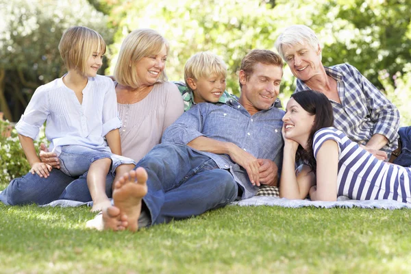 Famille dans le parc — Photo