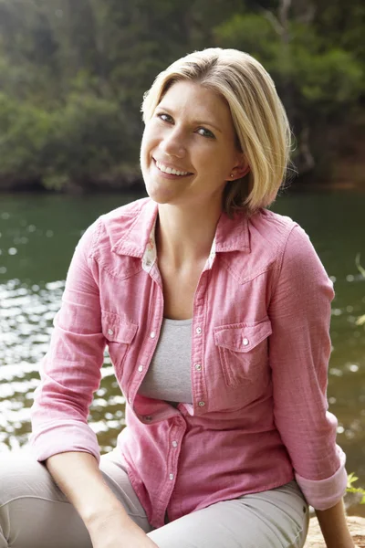 Woman by lake — Stock Photo, Image