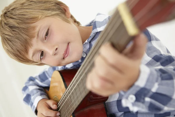 Çocuk oyun akustik gitar — Stok fotoğraf