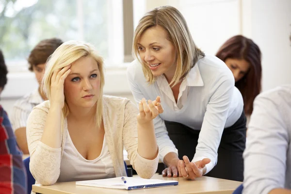 Studenti e tutor donna — Foto Stock