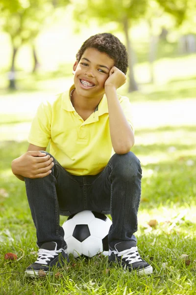 Menino com bola de futebol — Fotografia de Stock