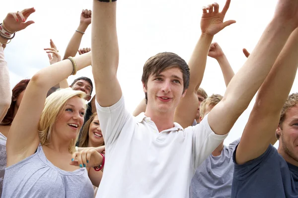 Menschen beim Musikfestival — Stockfoto